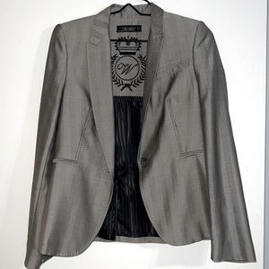 Beautiful ZARA blazer, NEW !!! I'm selling the pants also look in my closet!!!